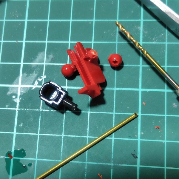 ようやく脚の塗り分けが終わり、つや消しのトップコートを吹きました。この塗り分けは設定資料に沿っています。月刊ホビーJAPANで設定資料を見つけたのが運のつき。サクッと作るべきEGなのに時間がかかってしまいました。脚が最後のパーツだったので、組み上げようと腰部パーツにはめ込んだところ、左脚がハマりはしたものの動かないくらいキツキツ。少し削るかと脚を外そうとしたところ、股関節が折れた、というかモゲてしまいました。ピンバイスと買っていたのを思い出したシリコンスプレーを使って折れたパーツを取り出し、真鍮線で補修。ちょっと真鍮線が短かったのでレジンを使って補強しました。クッションヤスリで軽く削って無事に可動を残して補修することができました。(2枚目)