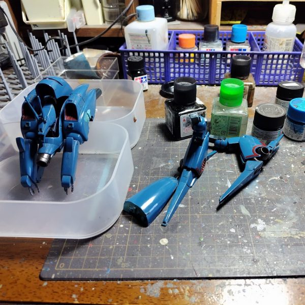 基本塗装はほぼ終わり。挟み込みが多い旧キットです。腕だけは後はめできるようにしました。頭のアンテナを接着しちゃってるので変形が・・・。せっかくの可変機、一回折れてでも外してなんとかたためるようにするかな？（1枚目）