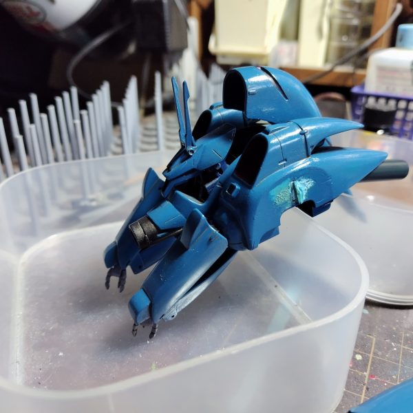 基本塗装はほぼ終わり。挟み込みが多い旧キットです。腕だけは後はめできるようにしました。頭のアンテナを接着しちゃってるので変形が・・・。せっかくの可変機、一回折れてでも外してなんとかたためるようにするかな？（2枚目）