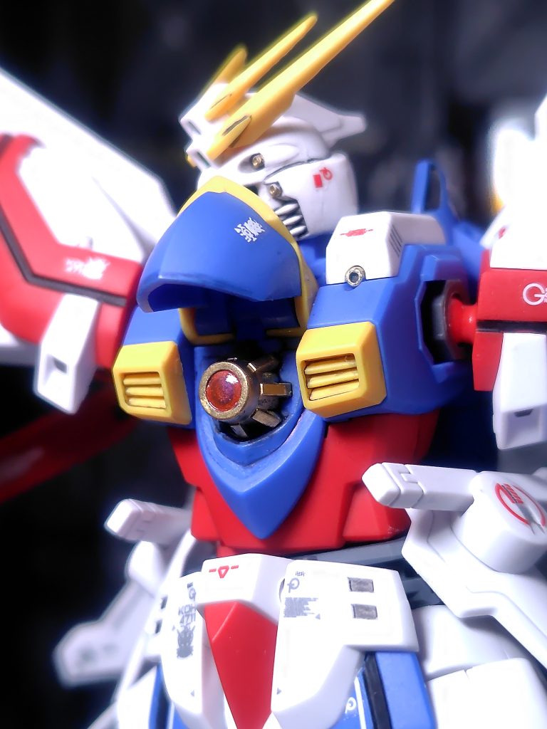 胸のエネルギーマルチプライヤーゲートはブルー一色なので塗るのに苦労しました(gundam-kao5)