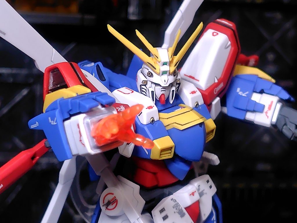 爆熱!ゴッドフィンガー!肩のスラスター部は合わせ目消しがてらヘビーガンメタリックで塗装。本当は腕のプロテクターを前にずらすのですが、デカールが剝がれるのやめました(zaku-kao4)