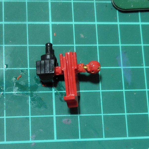 ようやく脚の塗り分けが終わり、つや消しのトップコートを吹きました。この塗り分けは設定資料に沿っています。月刊ホビーJAPANで設定資料を見つけたのが運のつき。サクッと作るべきEGなのに時間がかかってしまいました。脚が最後のパーツだったので、組み上げようと腰部パーツにはめ込んだところ、左脚がハマりはしたものの動かないくらいキツキツ。少し削るかと脚を外そうとしたところ、股関節が折れた、というかモゲてしまいました。ピンバイスと買っていたのを思い出したシリコンスプレーを使って折れたパーツを取り出し、真鍮線で補修。ちょっと真鍮線が短かったのでレジンを使って補強しました。クッションヤスリで軽く削って無事に可動を残して補修することができました。(3枚目)