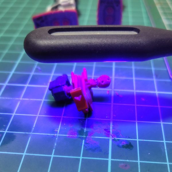 ようやく脚の塗り分けが終わり、つや消しのトップコートを吹きました。この塗り分けは設定資料に沿っています。月刊ホビーJAPANで設定資料を見つけたのが運のつき。サクッと作るべきEGなのに時間がかかってしまいました。脚が最後のパーツだったので、組み上げようと腰部パーツにはめ込んだところ、左脚がハマりはしたものの動かないくらいキツキツ。少し削るかと脚を外そうとしたところ、股関節が折れた、というかモゲてしまいました。ピンバイスと買っていたのを思い出したシリコンスプレーを使って折れたパーツを取り出し、真鍮線で補修。ちょっと真鍮線が短かったのでレジンを使って補強しました。クッションヤスリで軽く削って無事に可動を残して補修することができました。(4枚目)