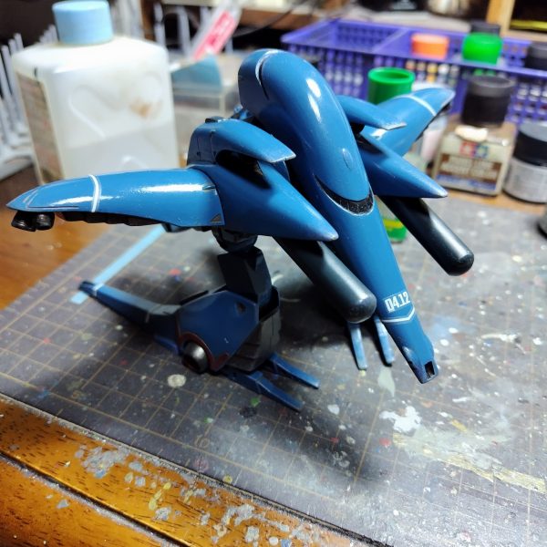 設定画など見てると白いラインが入ってるのもあったり。合わせ目かくしにパーツ貼ってみたり。アンテナは折らずにたたむことができました。タスカリー。（2枚目）