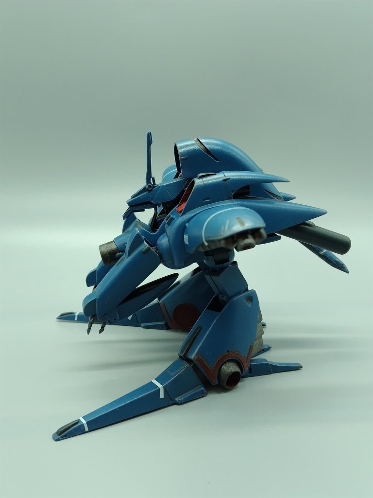 作例見てると白いラインが入ってるのを散見え～じゃないかと急遽採用させてもらいました腕部分にも貼ってたんですが無理してしわが入ってたのでトップコート直前ではぎました。なくしていたハンドパーツはオリジンガンキャノン最初期型から。翼端のノズルも片側無くなってたのでやや大ぶりなものに変更。