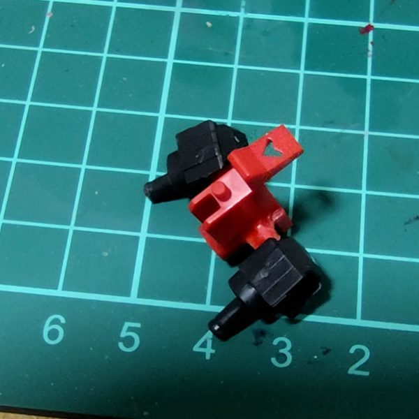 ようやく脚の塗り分けが終わり、つや消しのトップコートを吹きました。この塗り分けは設定資料に沿っています。月刊ホビーJAPANで設定資料を見つけたのが運のつき。サクッと作るべきEGなのに時間がかかってしまいました。脚が最後のパーツだったので、組み上げようと腰部パーツにはめ込んだところ、左脚がハマりはしたものの動かないくらいキツキツ。少し削るかと脚を外そうとしたところ、股関節が折れた、というかモゲてしまいました。ピンバイスと買っていたのを思い出したシリコンスプレーを使って折れたパーツを取り出し、真鍮線で補修。ちょっと真鍮線が短かったのでレジンを使って補強しました。クッションヤスリで軽く削って無事に可動を残して補修することができました。(5枚目)