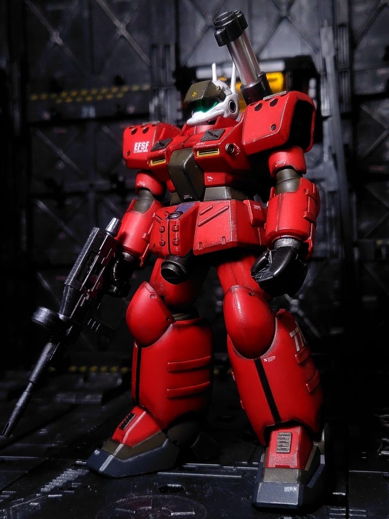 現地改修っぽく装甲版やバーニアを雑に胸、肩、足に追加。標準装備のマシンガンがあまりに弱そうだったのでオリジンガンダムのビームライフルを持たせました。左手はビルドハンズに交換。