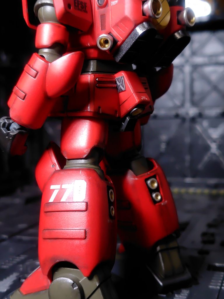 リアアーマー中央の増加装甲、実はこの部分のパーツを切り出し忘れたままランナーをガンダムベースでリサイクルに出してしまいました(gundam-kao9)でもここをごまかしたことがきっかけで全体的にディテールアップを施すことになりました。