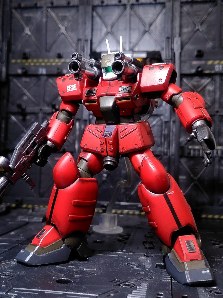 実は腰、腿、二の腕、足の甲は成形色のままで、他の赤は合わせ目消しのためモンザレッドでスプレー塗装しています。もっとツートンカラーっぽくなるイメージだったんですが全然違いが無い(zaku-kao4)腹部など・・・オリーブドラブ、足・・・ファントムグレー、武器・・・ガンメタル、ハンドパーツなど・・・黒鉄色でスプレー塗装。頭部の白も成形色のままです。