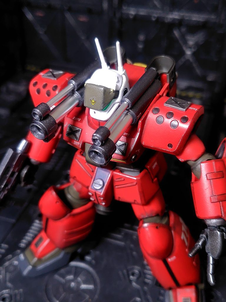 額の連邦マークのモールドは削りとってデカールに交換。キャノンの伸縮部はシャインシルバー。動かしても意外と塗装は剥がれません。渋く仕上げたかったのでフロントアーマー中央部分は色変更。両肩の増加装甲とデカールは実は合わせ目消しの失敗隠しです(gundam-kao5)とにかく失敗しまくったキットでした...。