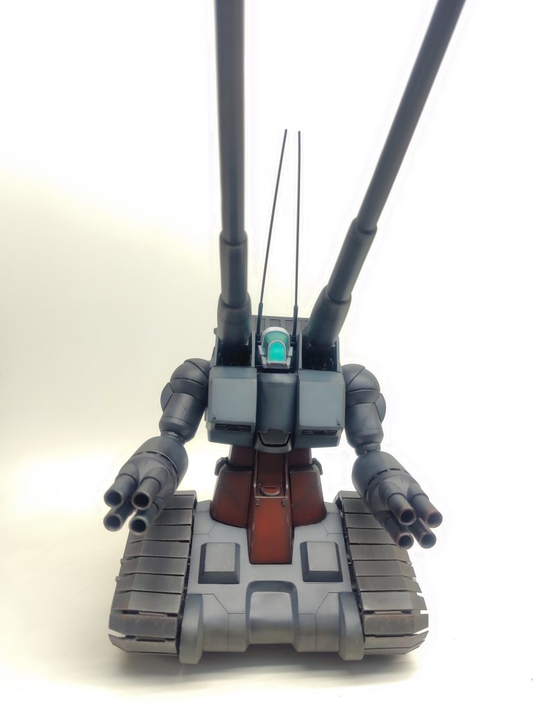 この後、合体を予定しており、その為、合体時のバランスを考慮し下半身はどっしり作成、設定画を参考にデザイン・バランスを調整しました。オリジナルのガンタンクよりは一回り大きくなりました。