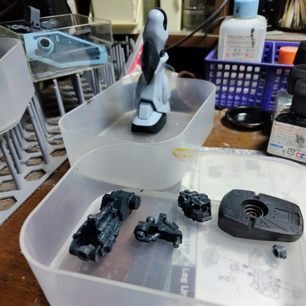 初期MGは一部しか内部フレームがありません。ほぼ隠れてしまいますし。けどちょっと塗分けたりしとくわけです。