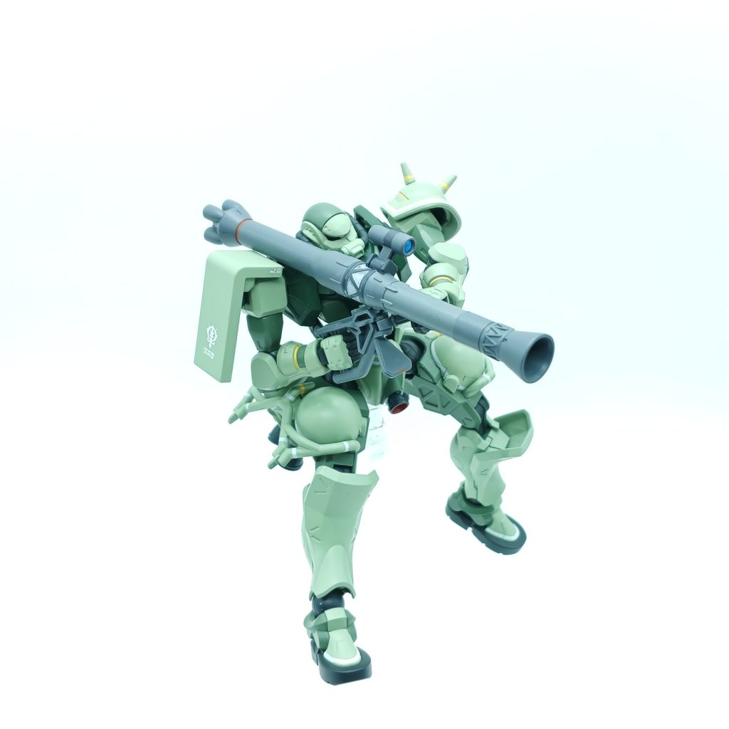 ジオン軍マークやコーションマークはデカールは水転写デカールに置き換え、残りの色分けデカールは塗装により再現しました。なかなか大変でした(遠い目)