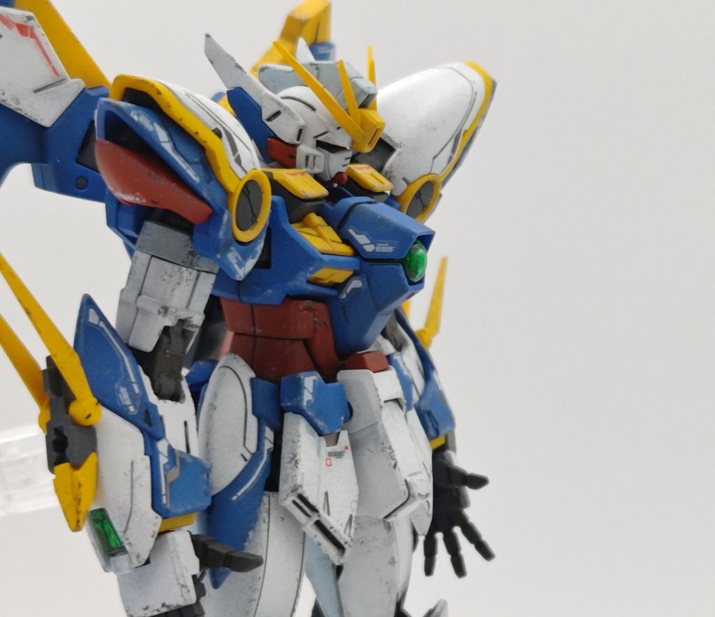 いつもコーションデカールを追加しているのですが、精密なシールが付属しているのでそちらを使いました。余白をカットしてたのですが、さすがにしんどくてあきらめてしまったのがマイナスポイントですね。