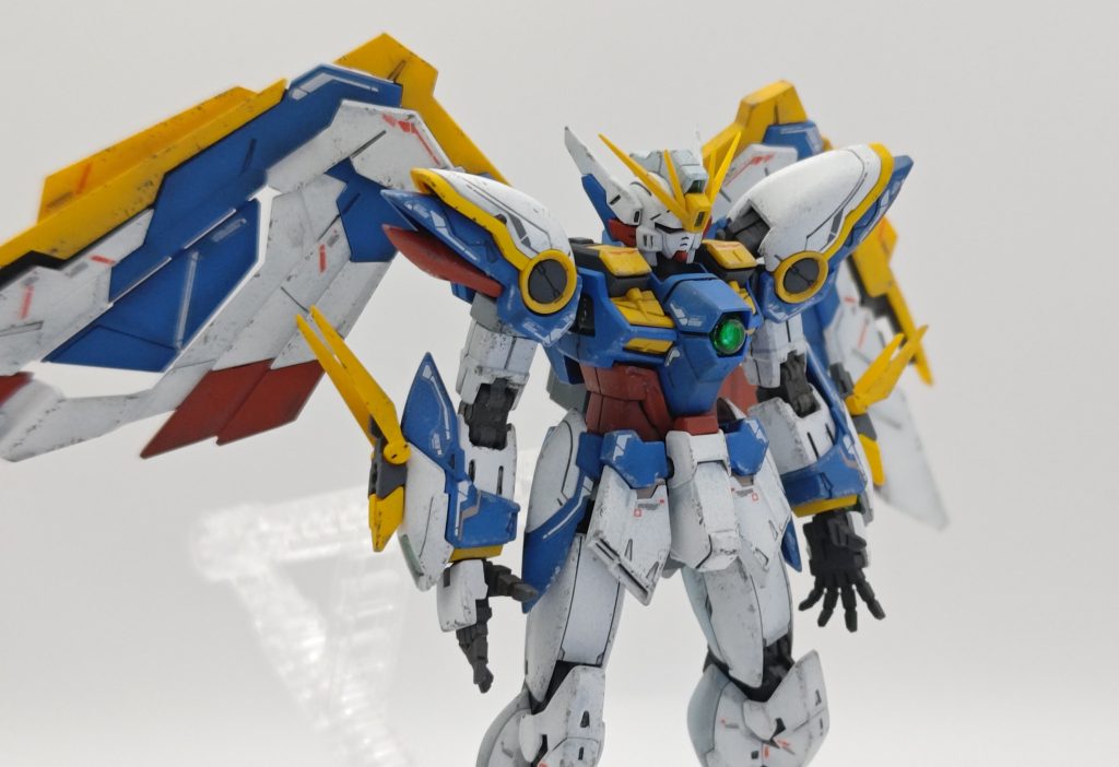 クリスタル部分も多い機体ですが、今回はクリアパーツに工夫をして塗装したのでいつもよりきれいに発色させることができました。