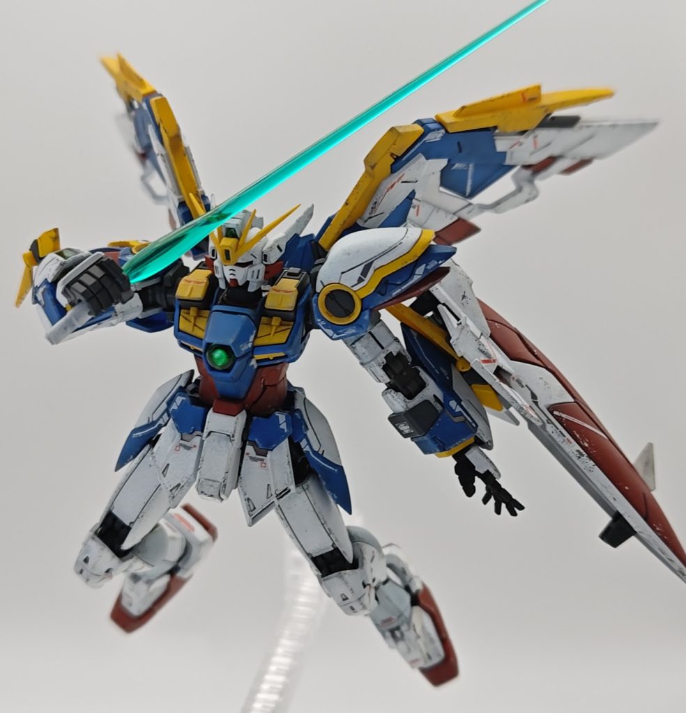 サーベル展開状態です。クリアパーツだけはガラスやすり必須ですね。