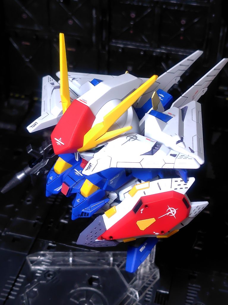 飛行形態に変形できます。極力シールは使わずチマチマ部分塗装と墨入れをしただけですが、元の色分けも結構良いし合わせ目消しもライフルと足だけで済む良キットです。