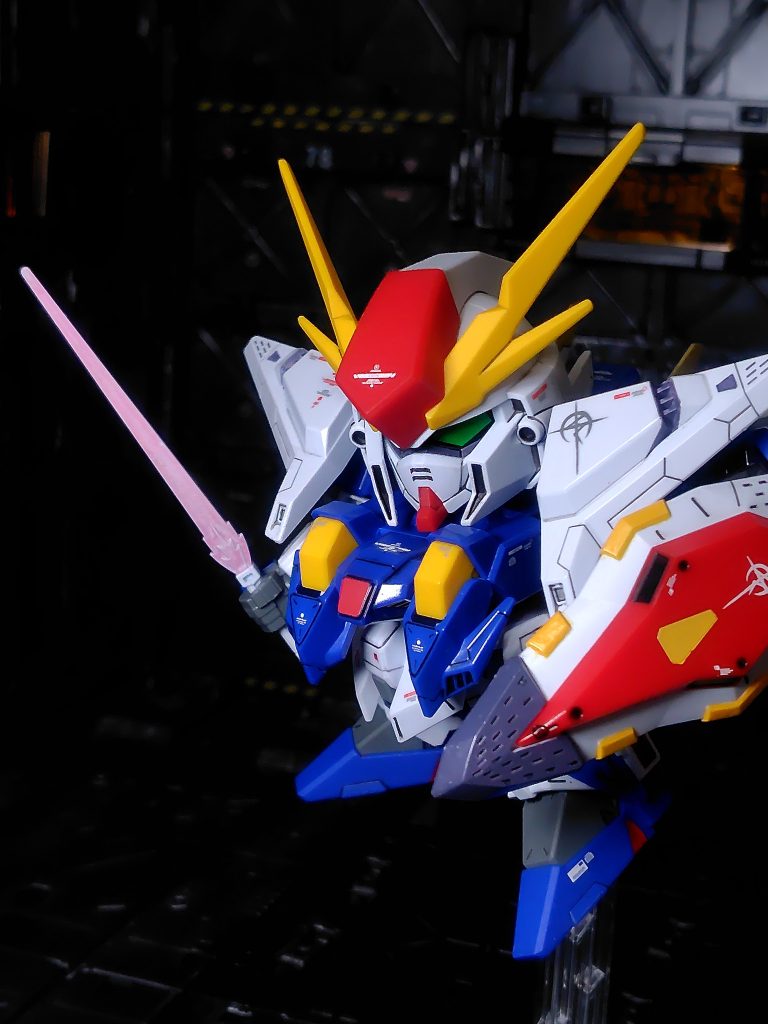 サーベルは白一色なので刀身をトランザムホロレッドで。秘密結社のMSなのでアナハイムのエンブレムや型式番号のデカールは使わずコーションマークばかりにしようと思いましたが、マフティーのエンブレムだけはデカデカと入れました(gundam-kao2)