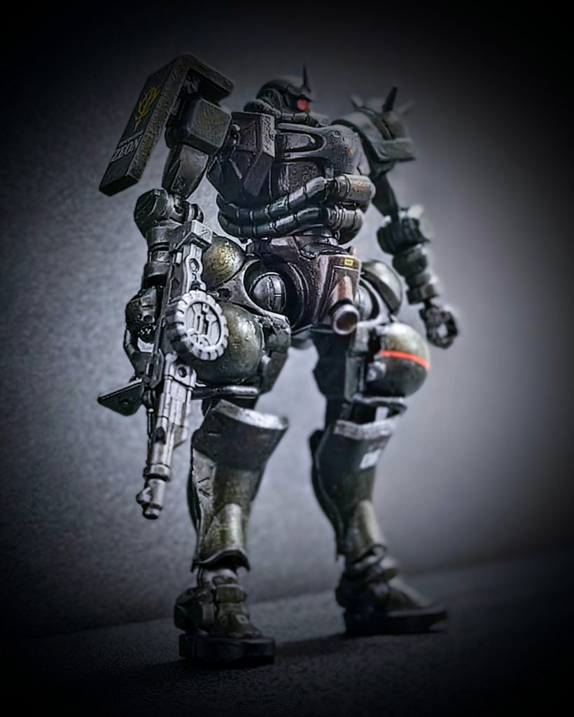 前面カット。全体的に溶きパテを施して鋳造感を出し、シタデルカラーの筆塗りで全塗装しています。モノアイはラインストーンシールに着色。