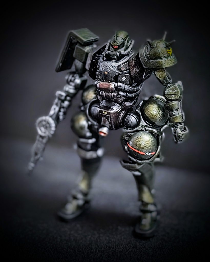 前面カット（別アングル）。肩の階級マークはガンダムデカールから組み合わせています（イラストの形の階級マークがデカールになかったので／デカールにある階級マークとは1本線のつく向きが逆）。