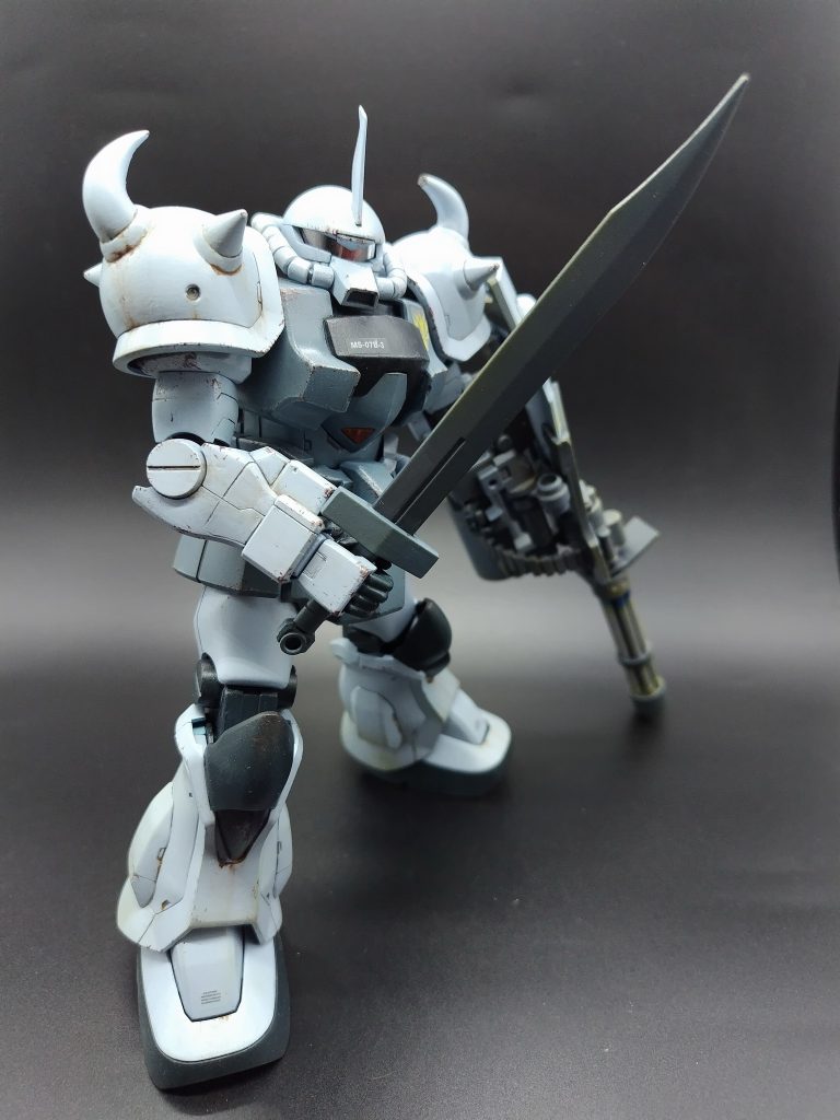 ヒートサーベル。これもグフならでは。モノアイカバーを割ってしまい亀裂が見えてしまってます。いっそ外してしまおうか。