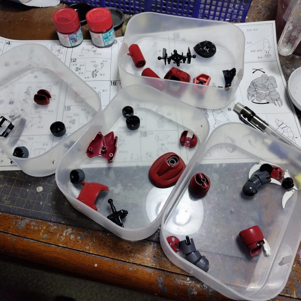 形成色より淡いピンクだったので赤めに塗り直します。（2枚目）