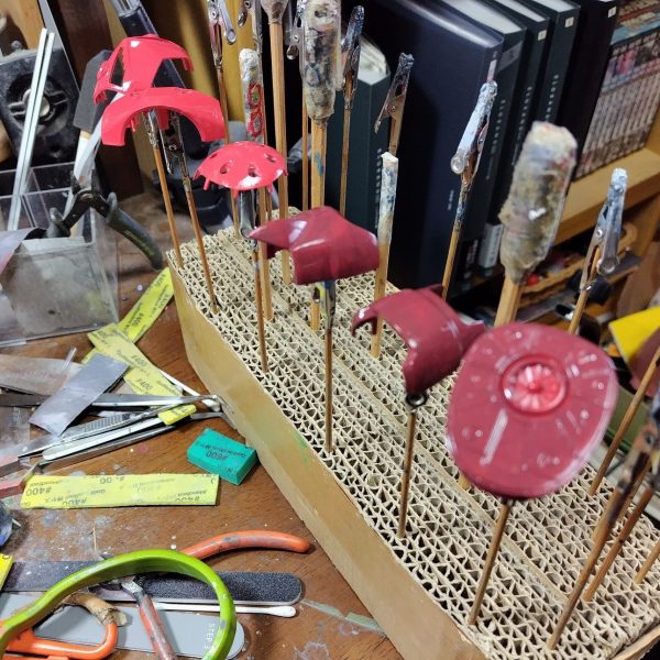 形成色より淡いピンクだったので赤めに塗り直します。（1枚目）