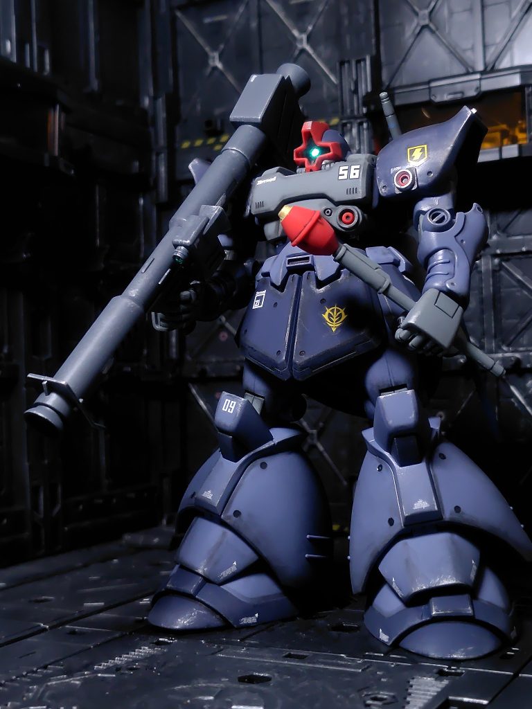 照明がうまく反射してモノアイがグポーンと光ってくれてます(zaku-kao5)汚しは使い古しのリアルタッチマーカーとウェザリングマスターをエッジ中心に擦り付け。シルバーのドライブラシで仕上げました。