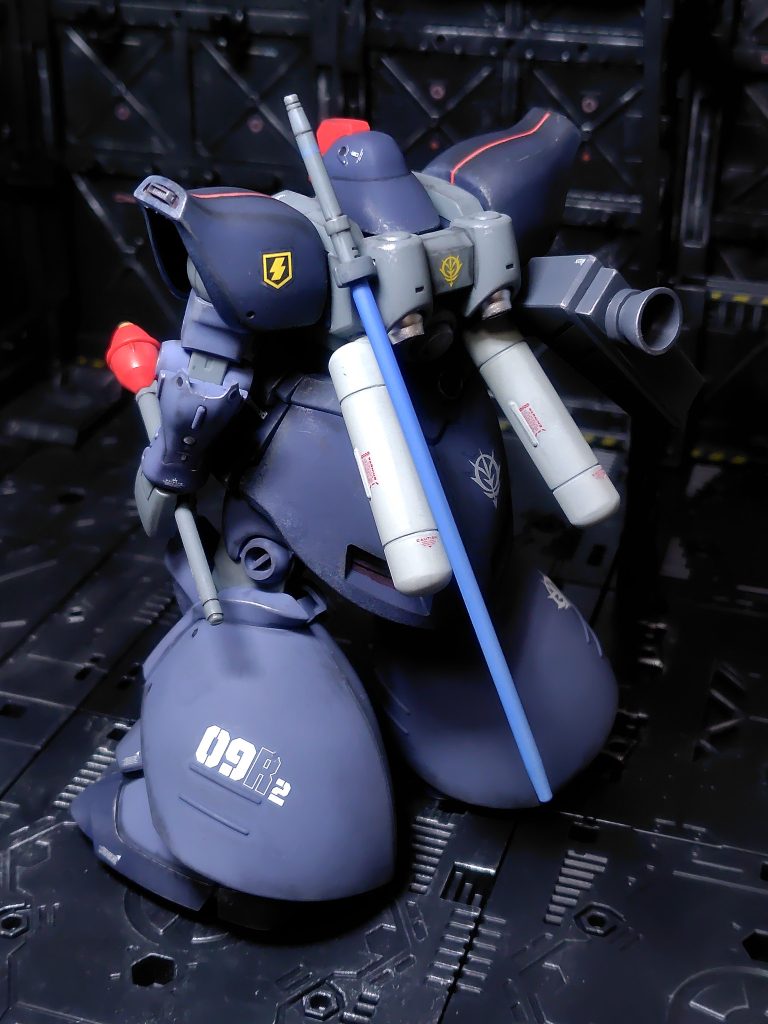 プロペラントタンクはガルグレーで塗装し赤のデカールをアクセントで入れました。あえて本体と違う雰囲気の色で汎用パーツっぽくなればと思ったのですがどうですかね？