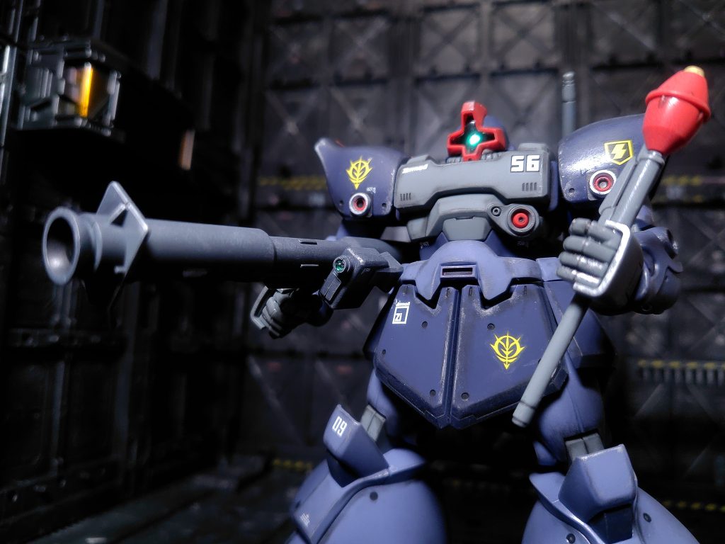 箱絵風。先日ファーストのアニメを改めて観ていて気づいたのですが、黒い三連星のドムのバズーカは肩に担ぐのではなくこうやって脇に抱えてますね。勝手に肩に担いでるイメージでいました(zaku-kao2)