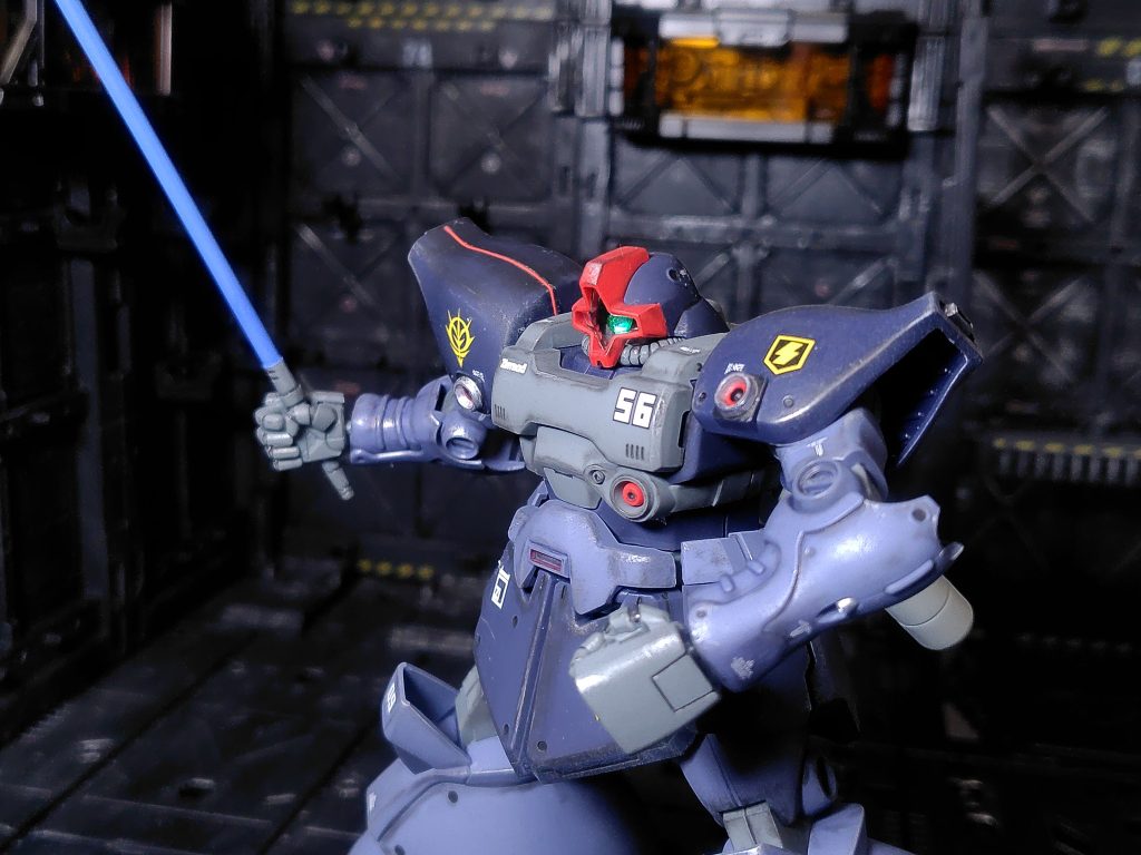 モノアイは可動化しているので流し目もできます。