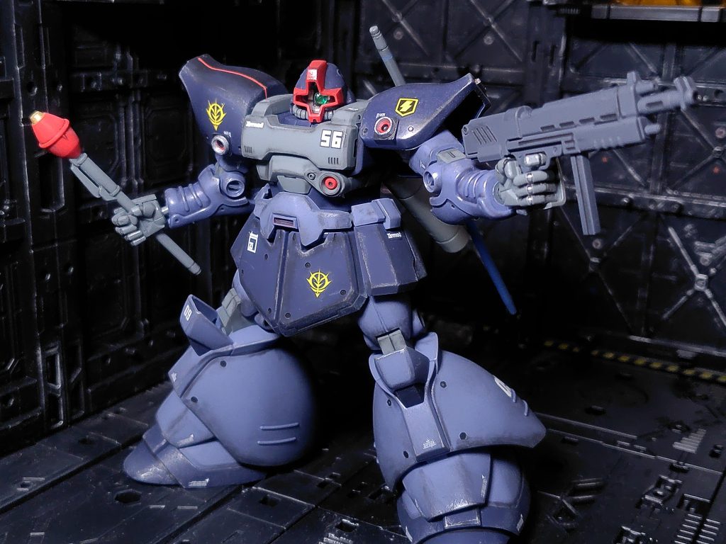 肩の赤いラインとダクトパーツはオリジナルですが、実は合わせ目消しの失敗を隠しているだけです(zaku-kao9)