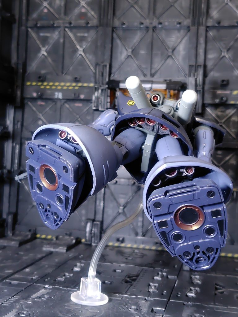 バーニア内部は作例通り赤系で。外部もガンメタルで塗装してるんですが見えないです(zaku-kao4)