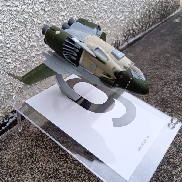 色々探したが、資金がないため、100均のフォトフレームにプラ版から作成した棒？を取り付けて作ってみました磁石を仕込み、アクリルとは磁石で挟んでいるだけなので、いくらでも変更可能もう少し小さい台座にしたいところ（1枚目）