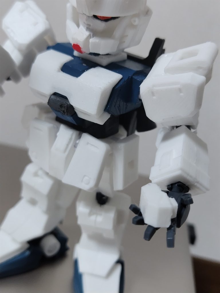 もちろんマガジンは外れるしサイドの予備と交換できます