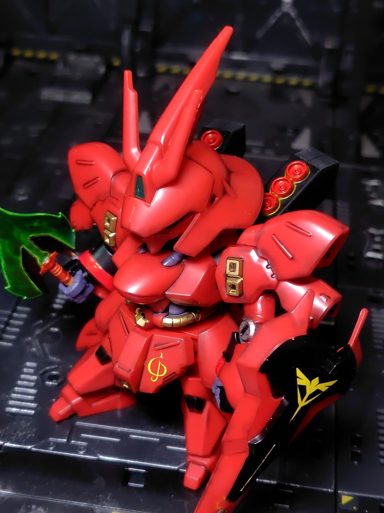シール無しだとほぼ真っ赤なキットなのでスラスター、ケーブル、メガ粒子砲などのゴールドや、首と腰、ハンドのグレー、膝とシールドのブラック、ファンネルと前腕のレッド、関節部などのガンメタルをマーカー塗装しました。シールは頭のセンサー部だけ使用。シールドとフロントアーマーのエンブレムはHG用のデカール。