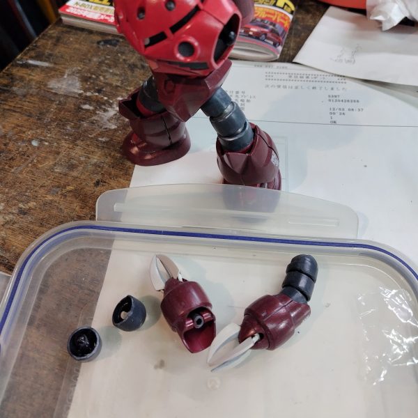 トップコートも終わり緩い関節調整中にポロっと落としてしまいひとパーツ行方不明。出てこない・・・。