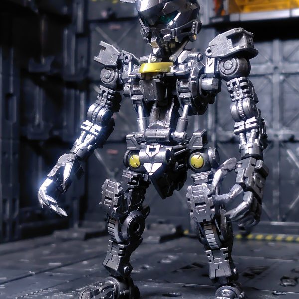 今年最後の作品になるのか、それとも新年最初にずれ込むのか！全体をガンメタルでランナー塗装し、シルバーのドライブラシで鈍く輝くガンダムフレームを表現しました(zaku-kao2)（3枚目）