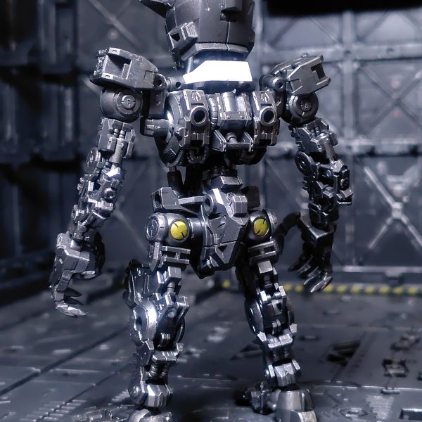 今年最後の作品になるのか、それとも新年最初にずれ込むのか！全体をガンメタルでランナー塗装し、シルバーのドライブラシで鈍く輝くガンダムフレームを表現しました(zaku-kao2)（2枚目）