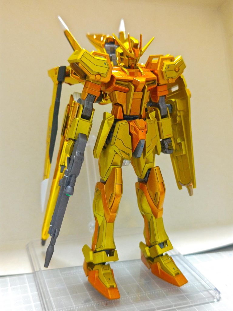 ヤタノカガミはコストバカ高なのでこのストライクは少し質を落としていますオオワシとの色味の違いはそのせいです！メッキじゃないからじゃありません！装甲材が違うから何もストライクでやらんでも…って感じですが、そこは開発陣がカガリ様を意識したということなんでしょう（遠い目）