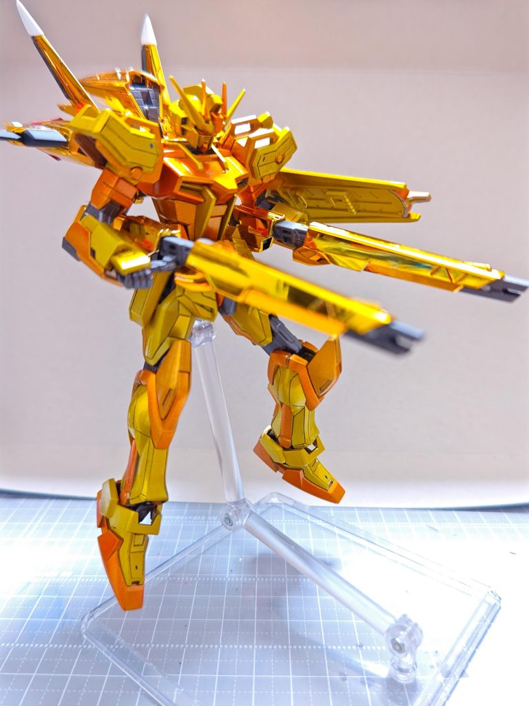 背面を削り、パテを盛ってオオワシのジョイントを作成しましたパテによるパーツ作成の他にスジボリ、水転写デカールの使用も初の試みですスジボリはガダガタですが初めから上手くできると思っていないので私のなかでは及第点&nbsp;