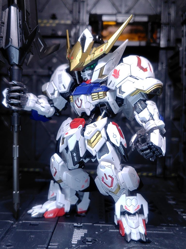 装甲　パールホワイト、フレーム部分　ガンメタル、武器　黒鉄色、イエロー部分とシリンダー　ゴールド、ケーブル部分　シャインシルバー赤と青とメッキシルバー部分は成型色のままです。本体は光沢、武器は半光沢トップコート仕上げです。