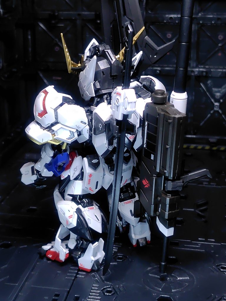 武器を２つ背負うと重さで後ろに倒れそうになります(gundam-kao5)