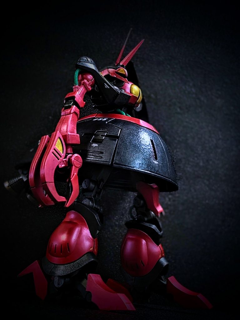 前面カット(別アングル)。素組みで可動は活かしてあるのでMA形態にもなるはずですが、途中で壊れてもと想いひとまず紅白に間に合わせるため、家の大掃除や所用対応の合間にひとまずMS形態のみ撮影して間に合わせました(zaku-kao4)