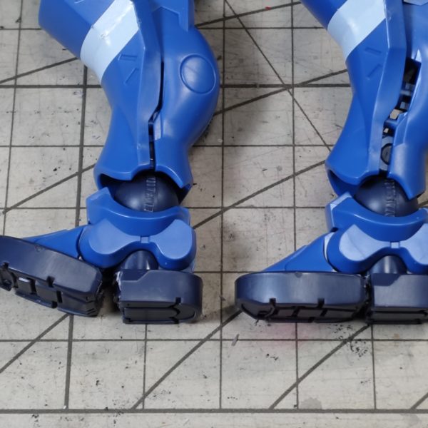 ディテールアップ再開です。作成開始時から、やりたいと思っていたコクピットハッチの開閉を実行。開閉はわりと簡単にできましたが、内部まではちょっと作れませんね。あと組んでいる最中に改造していた足先の可動化。シューズのような（エヴァ系とも）足は、最初から分割してくれと言わんばかりな構造です。さて、全体にディテールを追加しますか(⁠◡⁠&nbsp;⁠ω⁠&nbsp;⁠◡⁠)（4枚目）