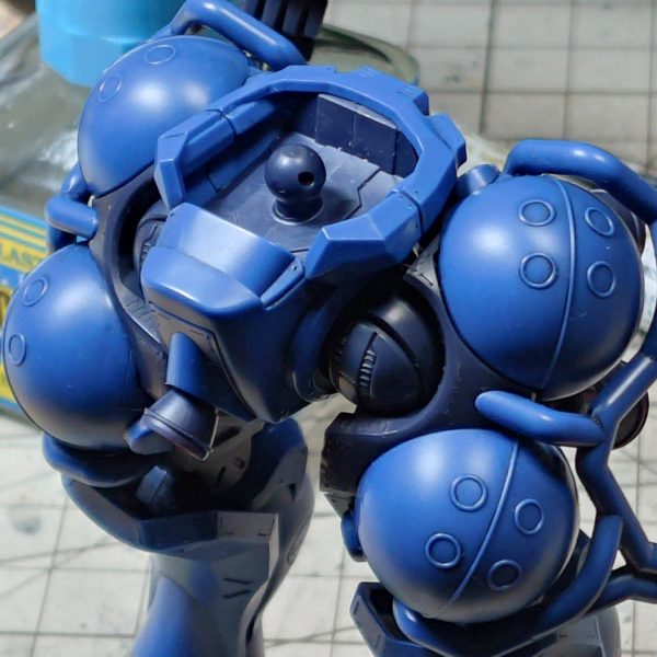 汚しでウォッシングしていたら、割れました。溶剤が強くないヤツだと思ってたのですが、相性なのですかね〜　割れを隠すのに傷を追加。まぁ軍警ザクは稼働率すごそうだから、GQの中でもキズだらけな方でしょう。上半身傷済と下半身傷未の比較でも、済の方がリアルかと。塗装品には不向きな方法ですが、お手軽にディテールアップ出来ます。（4枚目）