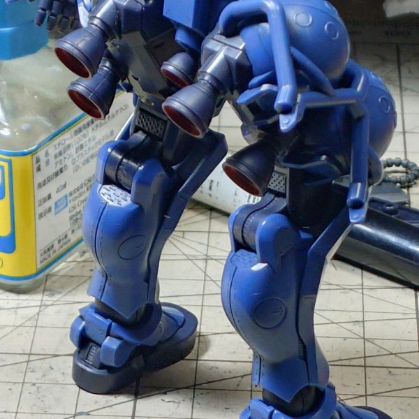 汚しでウォッシングしていたら、割れました。溶剤が強くないヤツだと思ってたのですが、相性なのですかね〜　割れを隠すのに傷を追加。まぁ軍警ザクは稼働率すごそうだから、GQの中でもキズだらけな方でしょう。上半身傷済と下半身傷未の比較でも、済の方がリアルかと。塗装品には不向きな方法ですが、お手軽にディテールアップ出来ます。（3枚目）