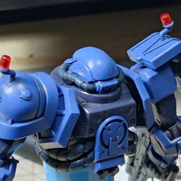 汚しでウォッシングしていたら、割れました。溶剤が強くないヤツだと思ってたのですが、相性なのですかね〜　割れを隠すのに傷を追加。まぁ軍警ザクは稼働率すごそうだから、GQの中でもキズだらけな方でしょう。上半身傷済と下半身傷未の比較でも、済の方がリアルかと。塗装品には不向きな方法ですが、お手軽にディテールアップ出来ます。（2枚目）