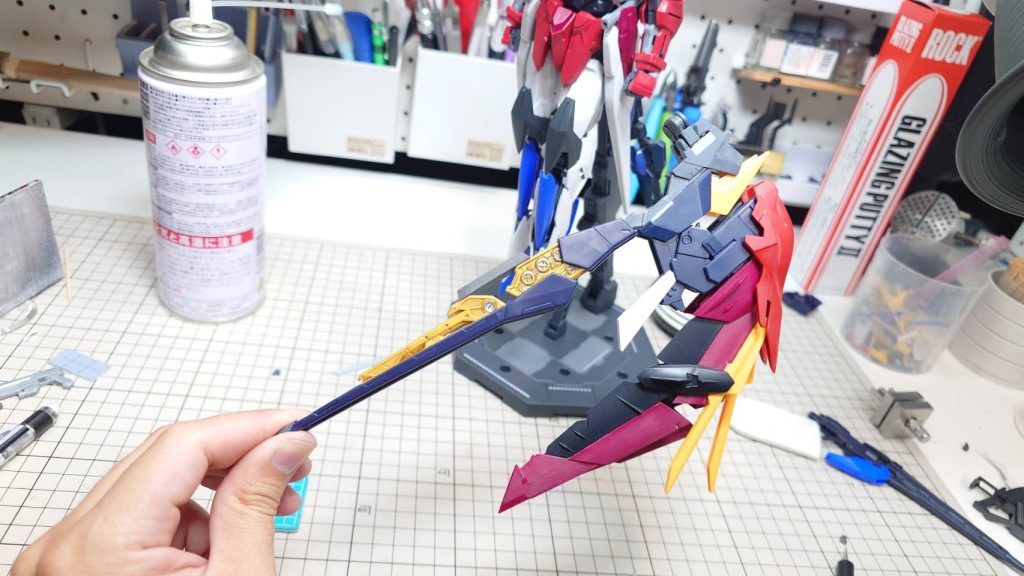 はじめはデスサイズヘルの鎌の柄を使っていましたが貧弱だったのと見た目もシンプルだったのでストライクフリーダムのドラグーン基部に変更