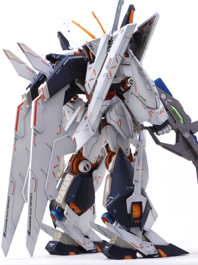 白はグラデーションの後にホワイトパールを塗布